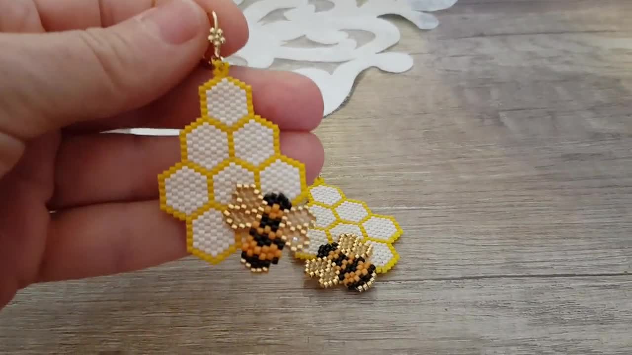 アクセサリー Bijou de M Petit Honeybee Earring Mini Bead Honeycomb Busy Bee Earrings, Tiny Seed Bead Big
