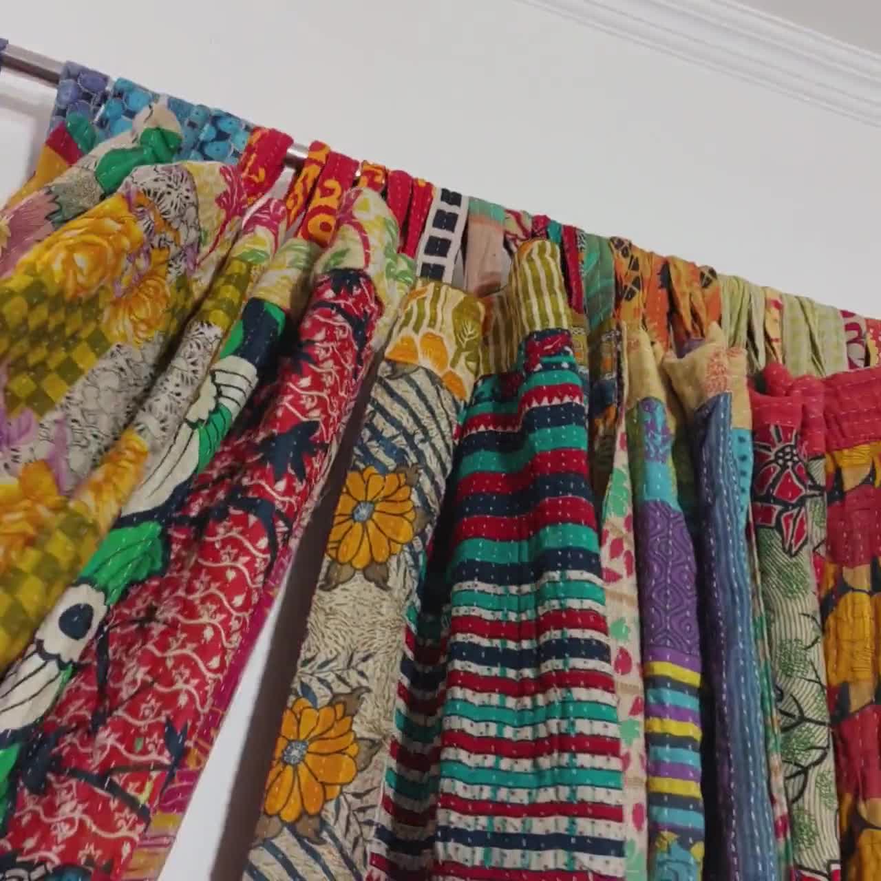 Cortina de edredón Kantha de algodón reciclado, decoración bohemia con estampado floral. video poster