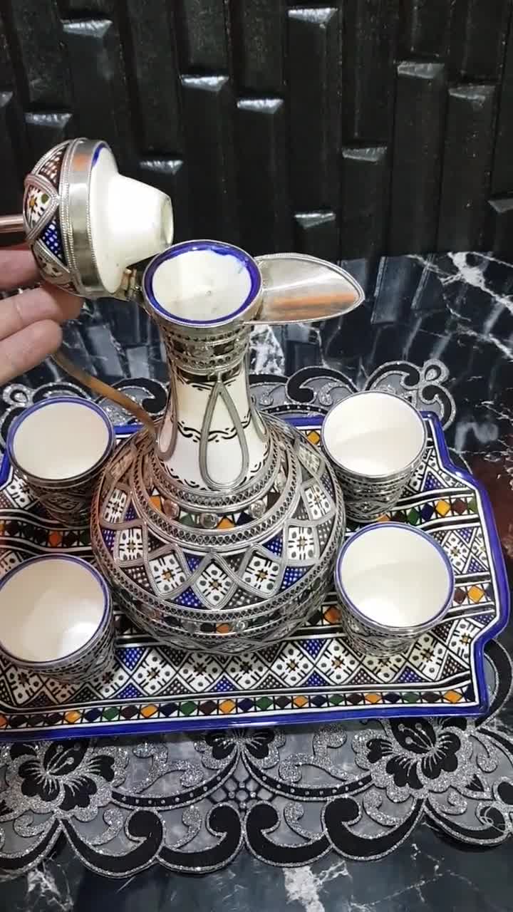 Juego de té tradicional marroquí con teteras decorativas, vasos y