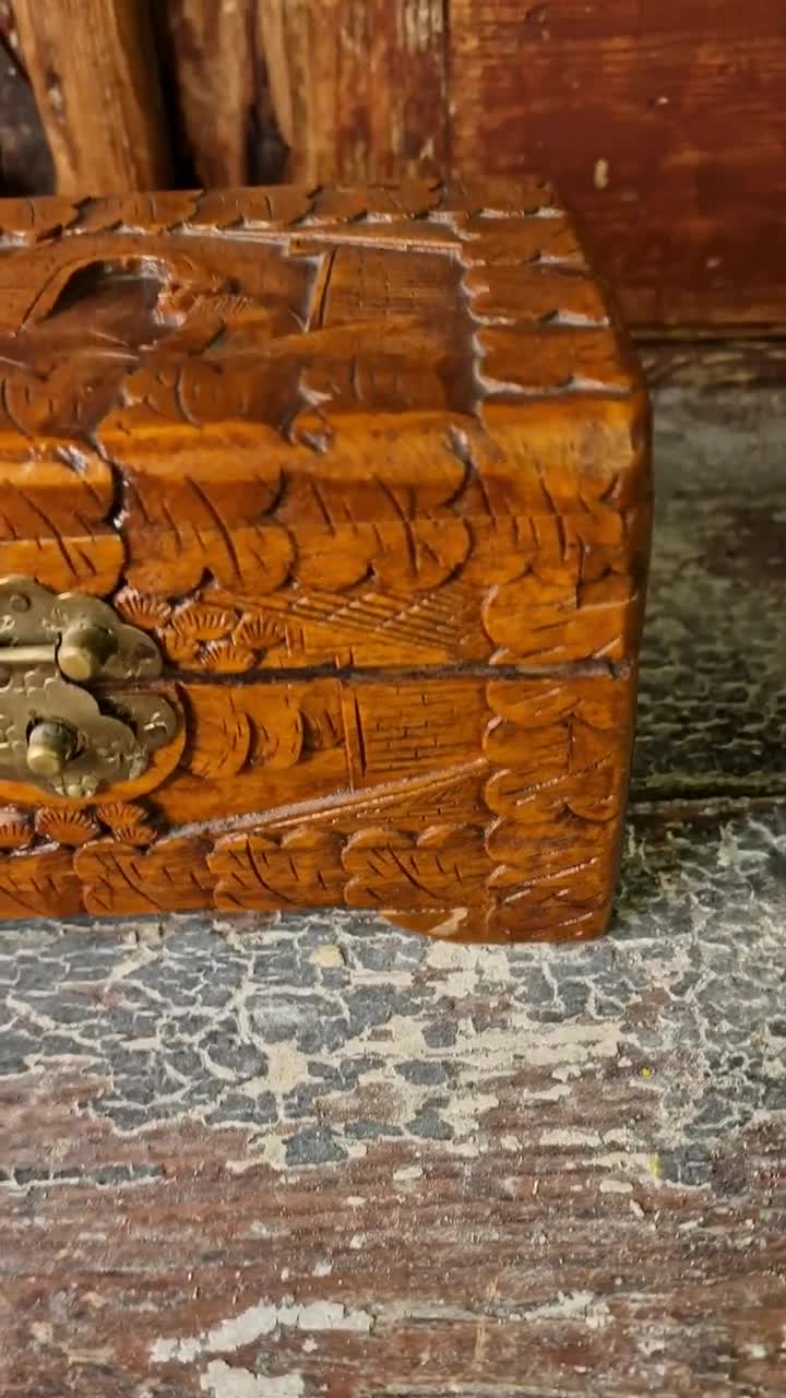 Old small camphor wood chest, hand carved, trinket box, yewlery box,  storage bin, 1960s, mid-century, tressure chest, small chest