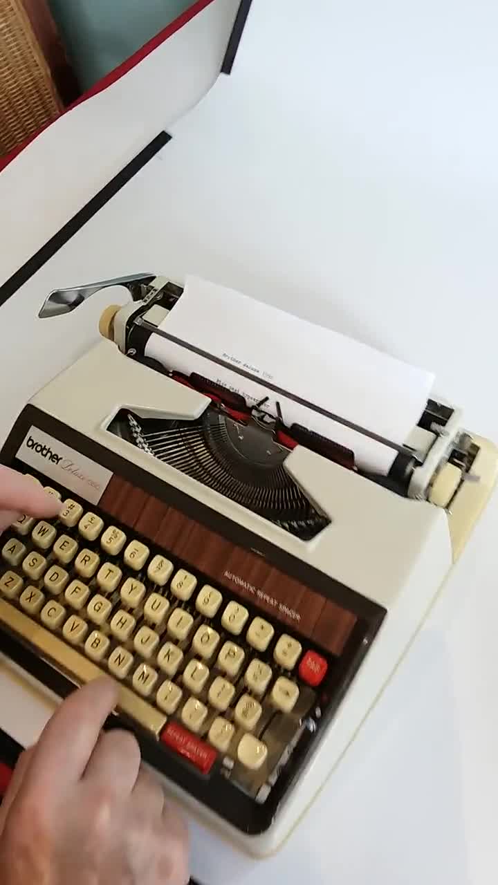 Brother タイプライター　Deluxe1350 Brother Deluxe 1350, Vintage Typewriter, 1971. Cream/brown