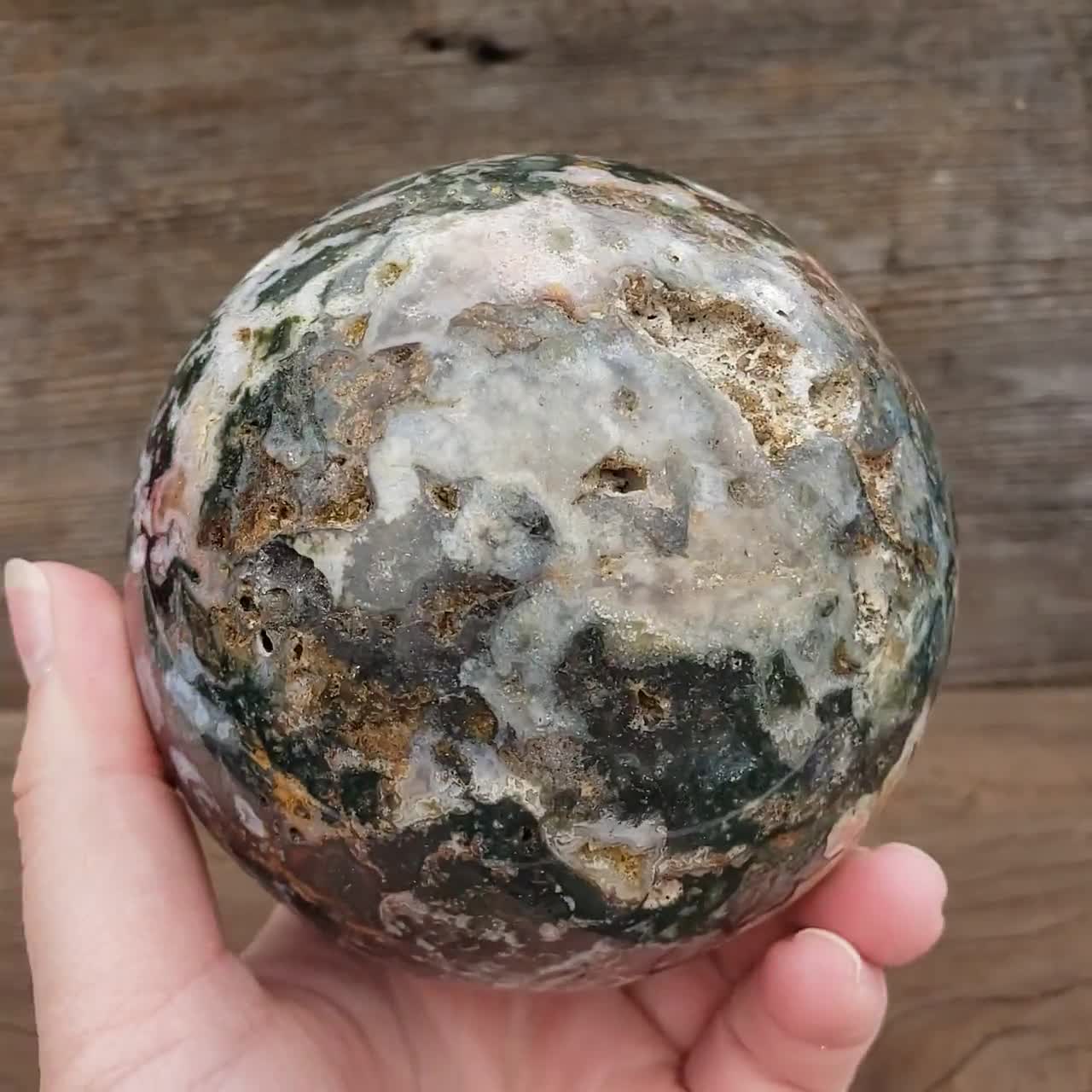 オーシャンジャスパースフィア：1,335グラムの大型で、マダガスカル産