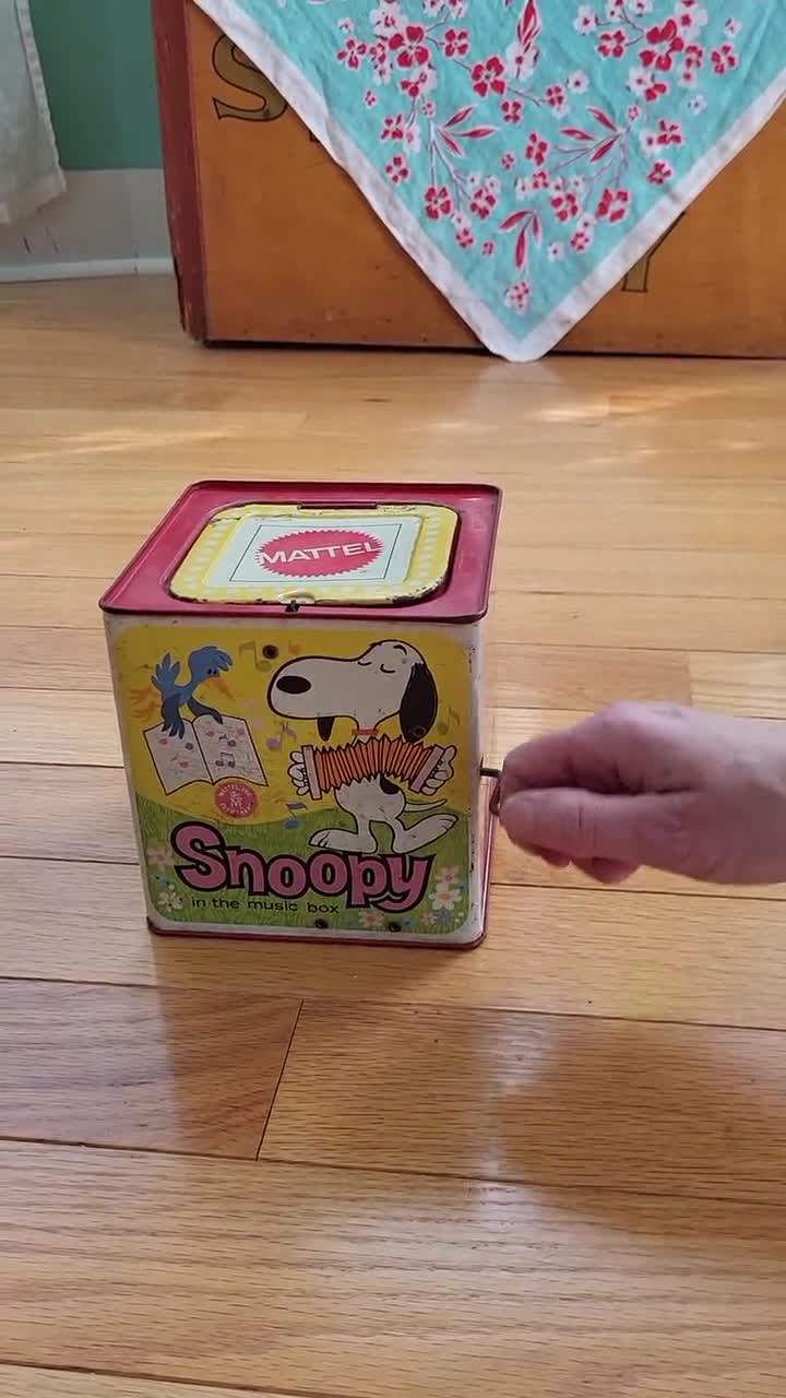Vintage 1966 Snoopy Peanuts Jack in the Box Wind Up Musical Metal Toy Mattel