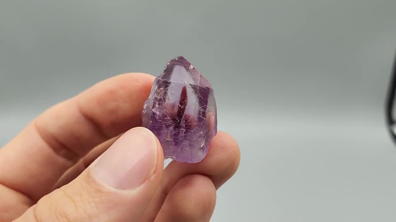ナイジェリア産、チュチュクリフス産アメジストクォーツポイント