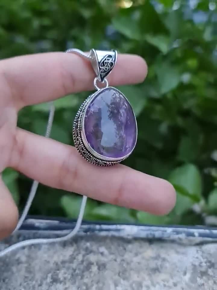 Ciondolo con ametista viola naturale, in argento 925 rodiato