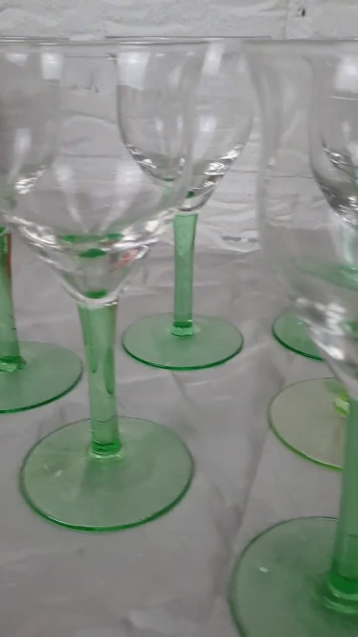 緑色の脚にウラン製のワイングラス6個セット（ヴィンテージ） - Etsy 日本