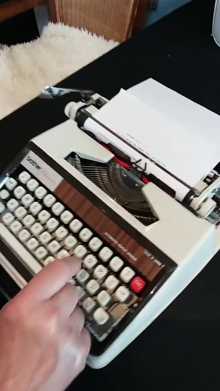 Brother Deluxe 1350, Vintage Typewriter, Made Between 1970