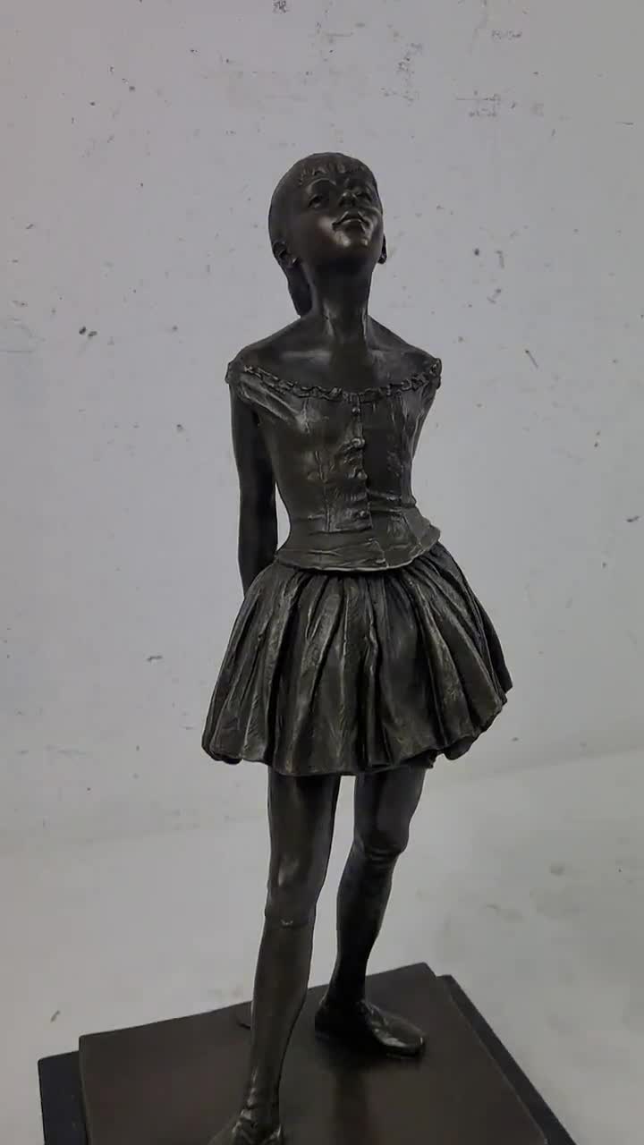 14 歳のダンサーのブロンズ像 – エドガー・ドガ、40 cm