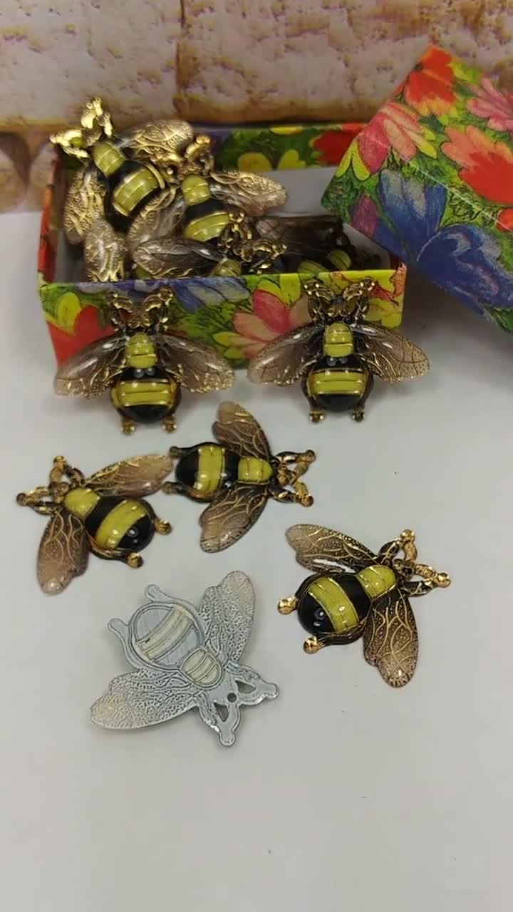 RESIN BEE CHARMS, Flat Back Cabochons, Lifelike Bumble Bee, Small