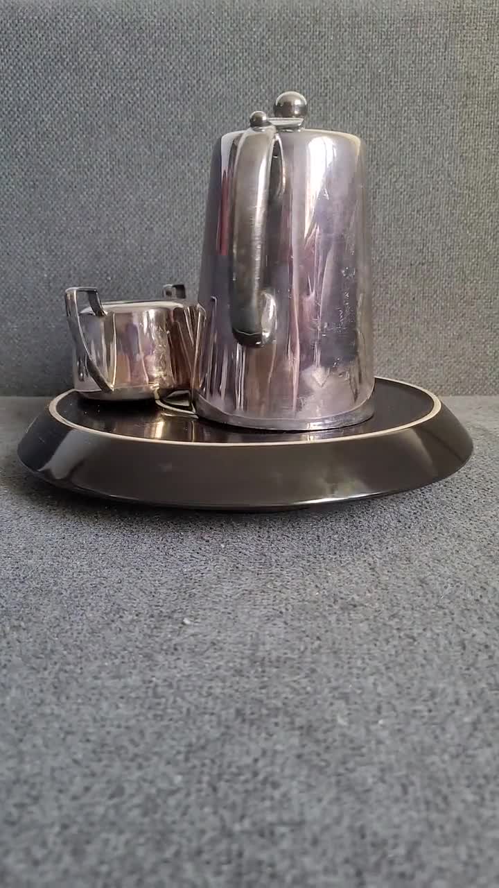 アンティークの英国製銀メッキのティーポット、シュガーボウル、ミルク