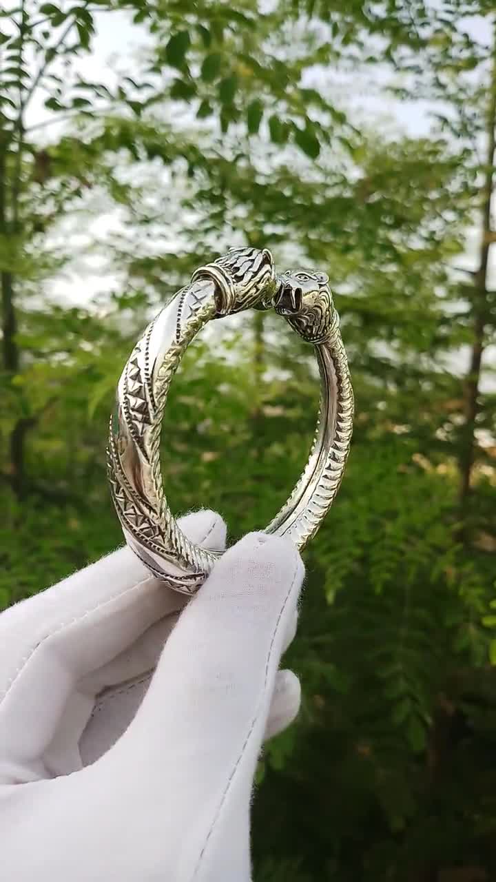 ヴィンテージ シルバーバングル ライオンヘッド トライバルデザイン ハンドメイドの酸化スターリングシルバー製ライオンヘッドバングル