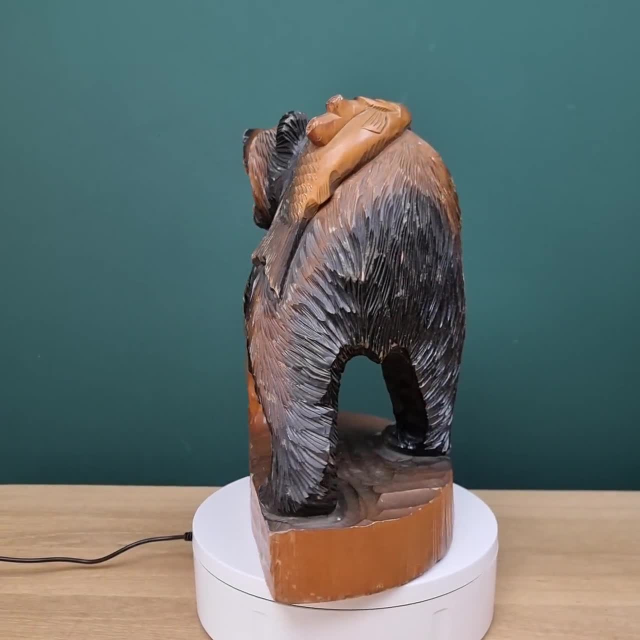 魚を抱いたアイヌのヴィンテージクマ。手彫りの木製クマ。1970年代