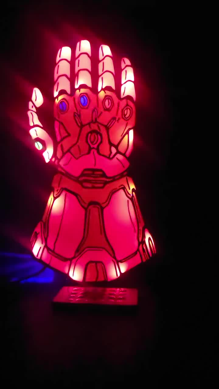 インフィニティ・ガントレット LEDライト付き インフィニティ ガントレット LED ライトにはリモコンが付いており