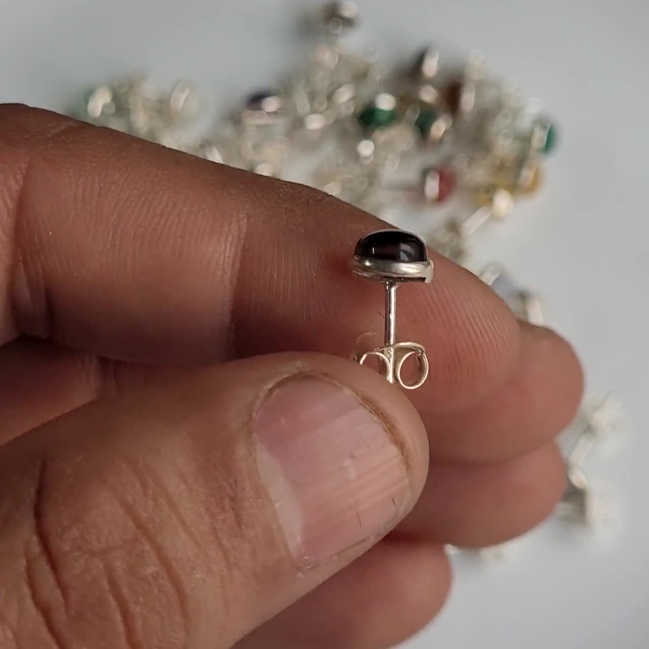 Orecchini a bottone cabochon in argento sterling: gioielli con pietre preziose da 6 mm - Italia