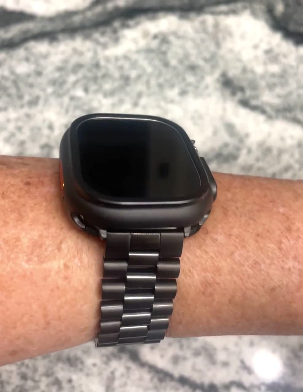 Apple WatchのブラックステンレススチールケースとApple Watchのバンド
