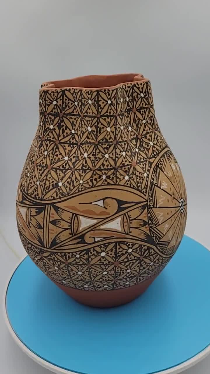 Vintage Native American Ben and Geraldine Toya. Jemez Pottery Vase