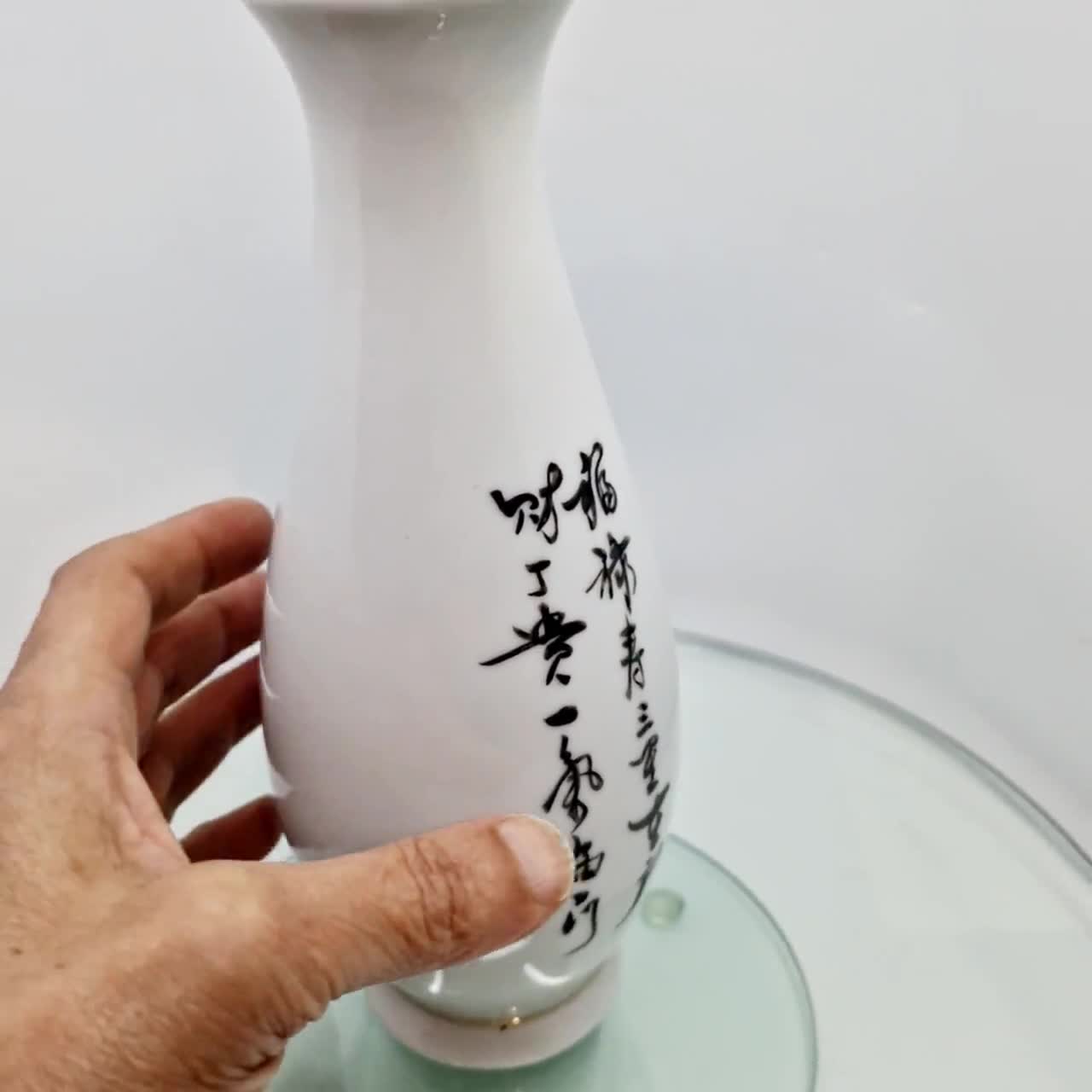 中国の人物が描かれた、高さ 22 cm、8.5 インチのビンテージ中国製花瓶