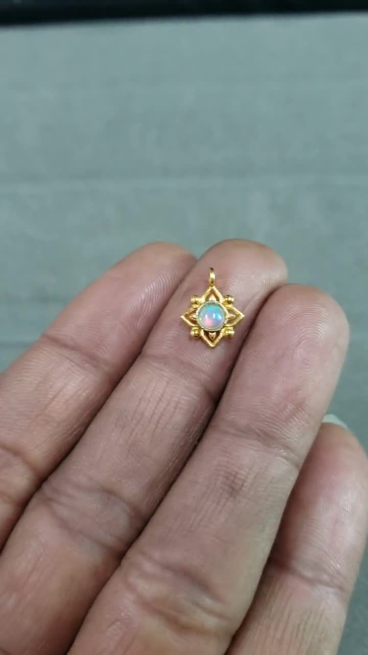 エチオピア産オパールゴールドヴェルメイユチャーム：925シルバー