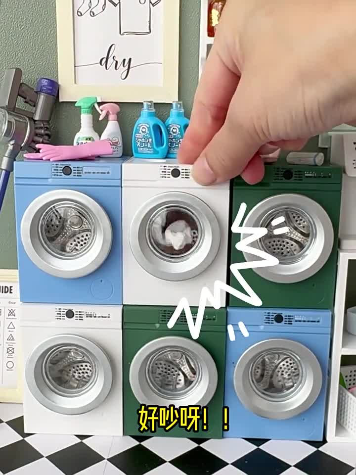 Lavatrice in miniatura per casa delle bambole in bianco