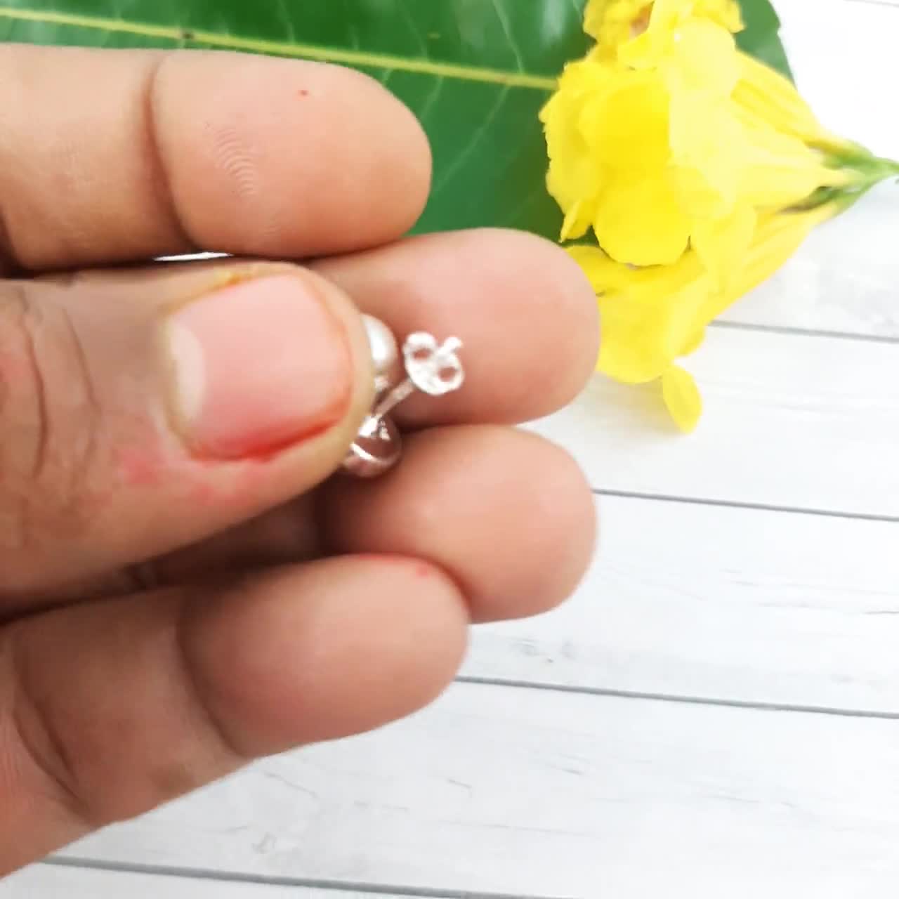 淡水パールスタッドピアス：925スターリングシルバー、ハンドメイド