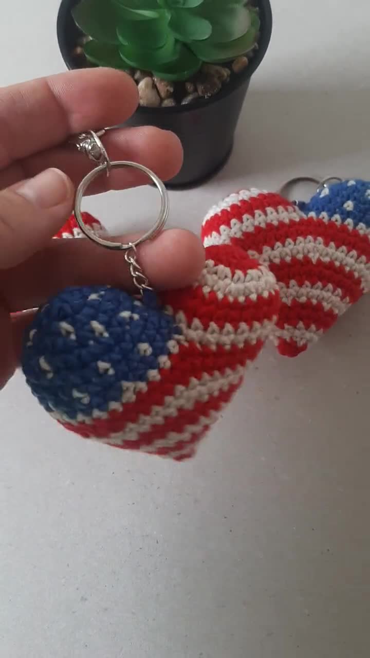 Portachiavi a forma di cuore con bandiera americana all'uncinetto, cuore rosso, bianco e blu - Italia