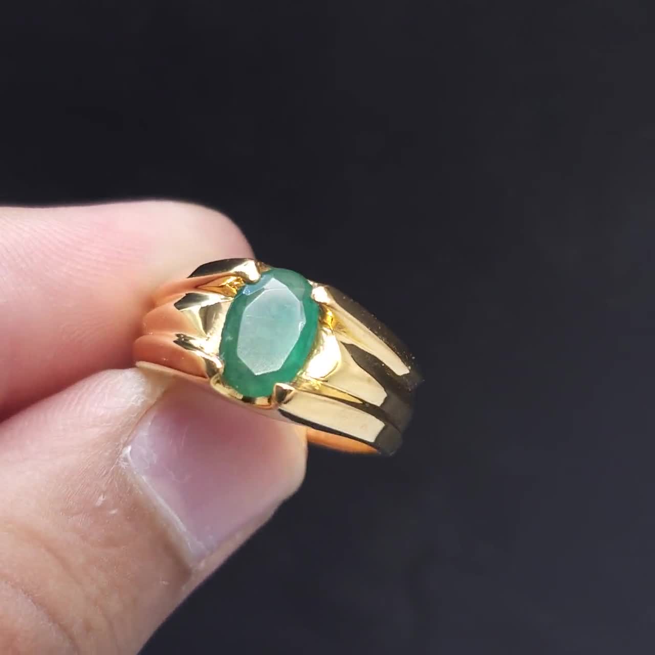 エレガントなエメラルドの結婚指輪 ユニークな純金の婚約指輪 高級ユニ