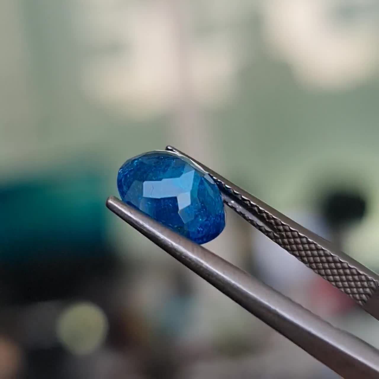 ネオンブルーアパタイト宝石：2.83カラットオーバル、希少な光る結晶