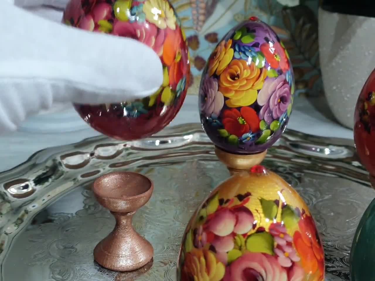 Huevo de Pascua pintado a mano al estilo ruso con adorno dorado – Diseño floral decorativo, detalle de joya, soporte de exhibición. video poster