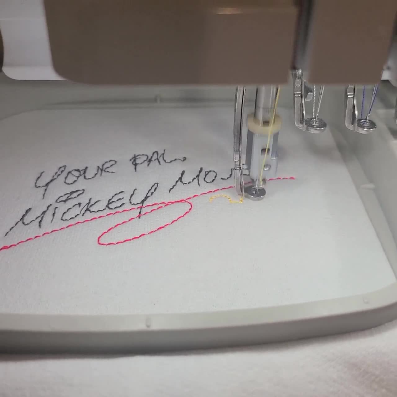 Mickey Mouse autógrafo bordado unisex Crewneck sudadera / sudadera de Disney World / Magic Kingdom / sudadera de Disneyland video poster