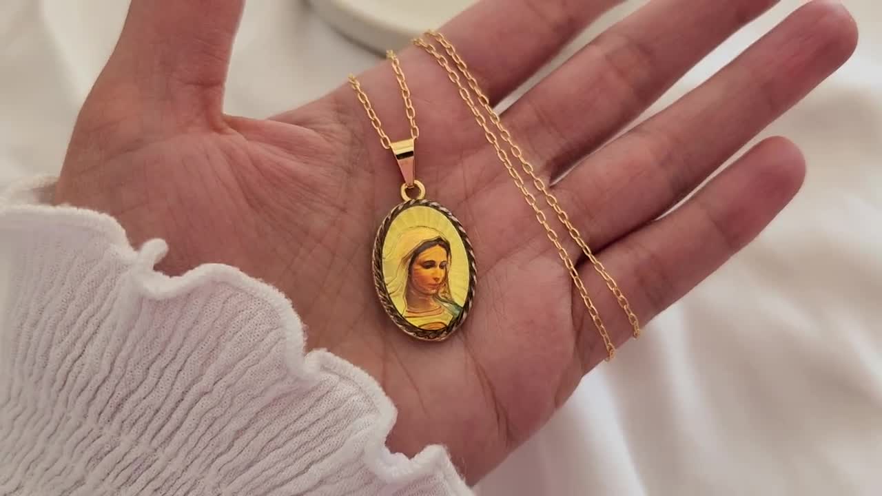 AVANCY Madonna del Rocio Medaglia Ciondolo Unisex Acciaio 316 L Placcato Oro 18 Klt. Dimensioni sagoma 25 x 35 mm., Virgen del Rocío medalla Unisex, Acciaio inossidabile placcato oro 18 Klt, Acciaio