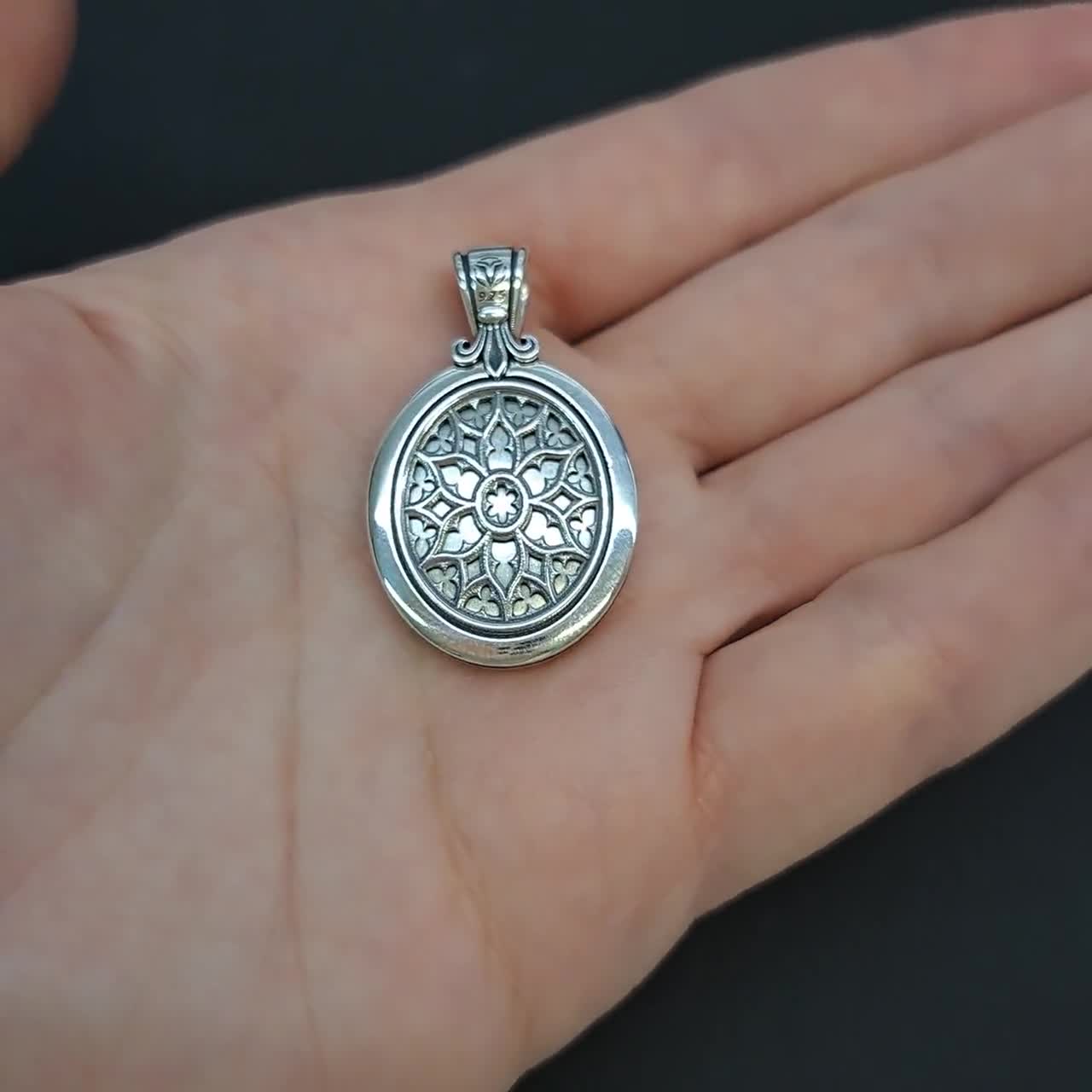 Jesus Christ Face With Oval Frame Pendant With 2.5mm Spiga Jesus Christ Face With Oval Frame Pendant With 2.5mm Spiga