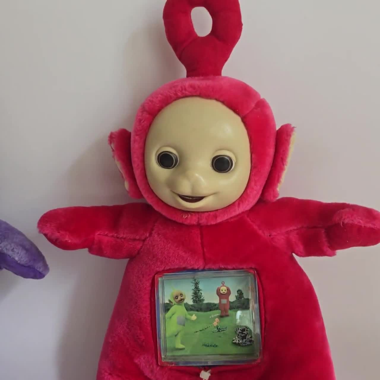 Peluche musicale vintage TELETUBBIES Po o Tinky-Winky con luci lampeggianti  e immagini in movimento in TV, Tomy UK Ltd 1996