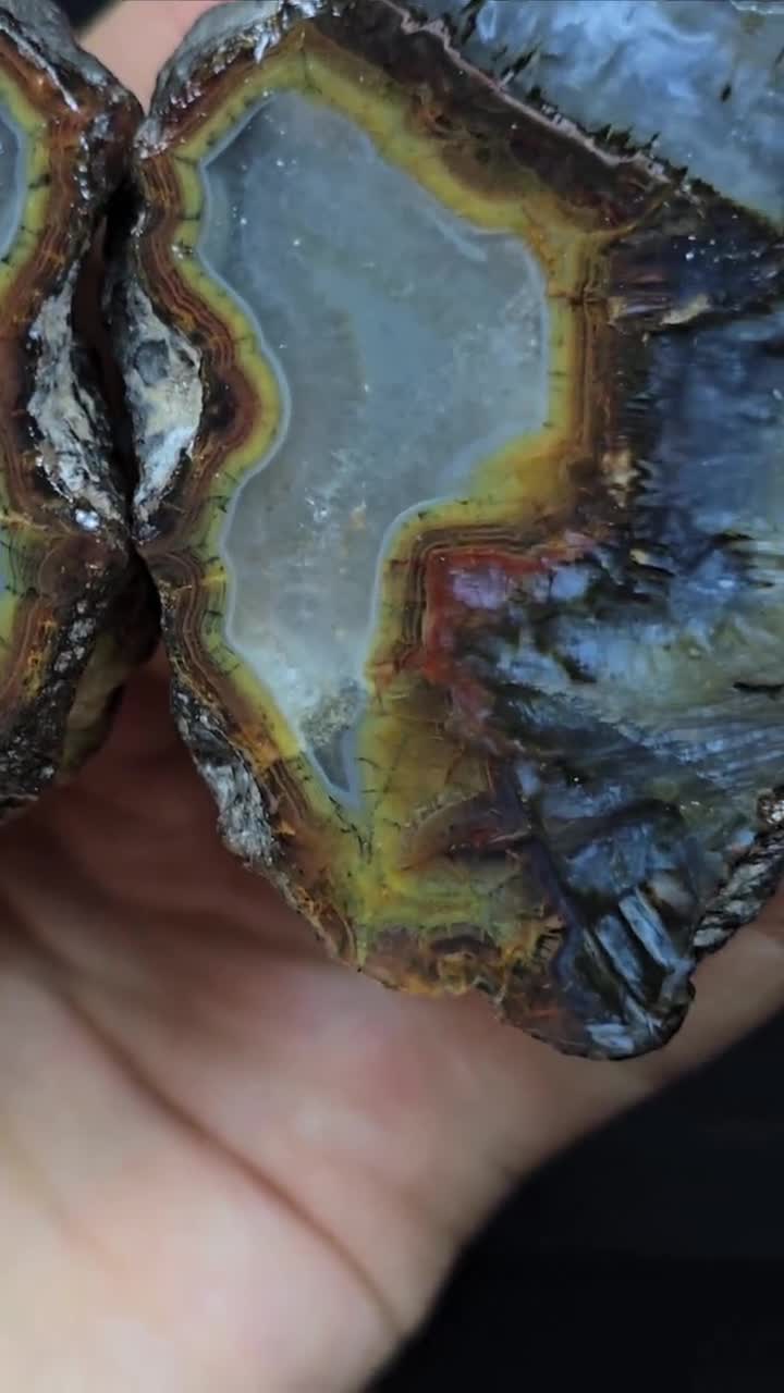 黄色とオレンジ色の縞模様と水晶の瑪瑙、研磨されたトルコ瑪瑙のペア