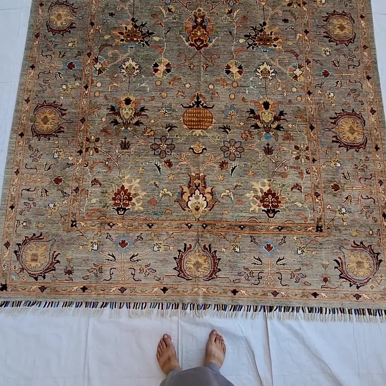 ハンドメイドのアフガニスタンウールラグ：7 x 10フィートの花柄グレー