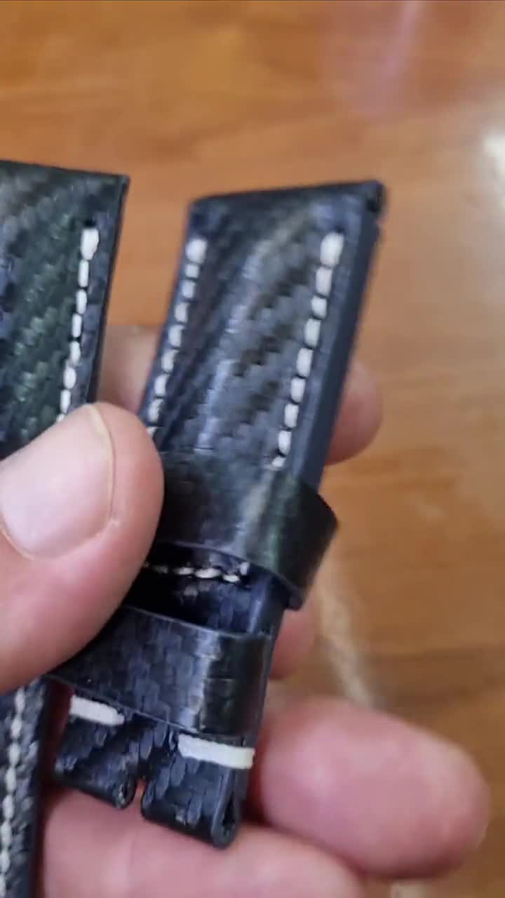 Cinturino per orologio in pelle stile fibra di carbonio nero fatto a mano, 26/24-115/75 mm (548) - Italia