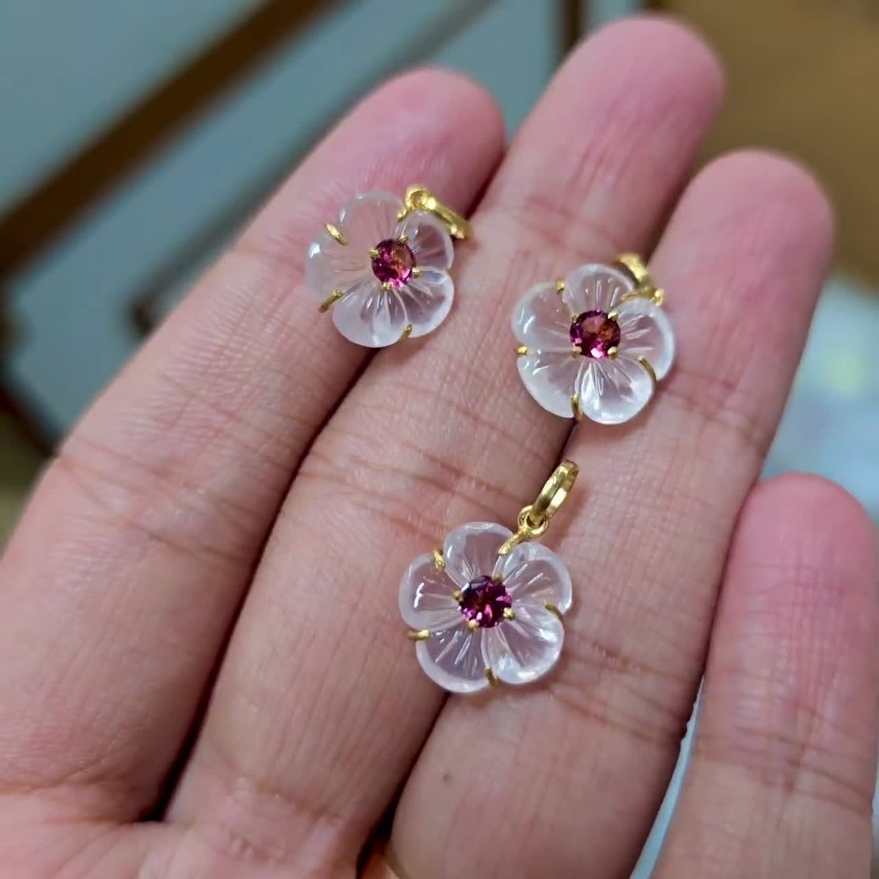 桜の彫刻入り宝石フラワー18金ペンダント • 13 x 7 mm ローズクォーツ