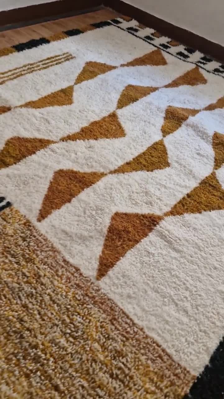 モロッコのハンドメイドラグ、ベニ・ウライン織りスタイルモロッコ