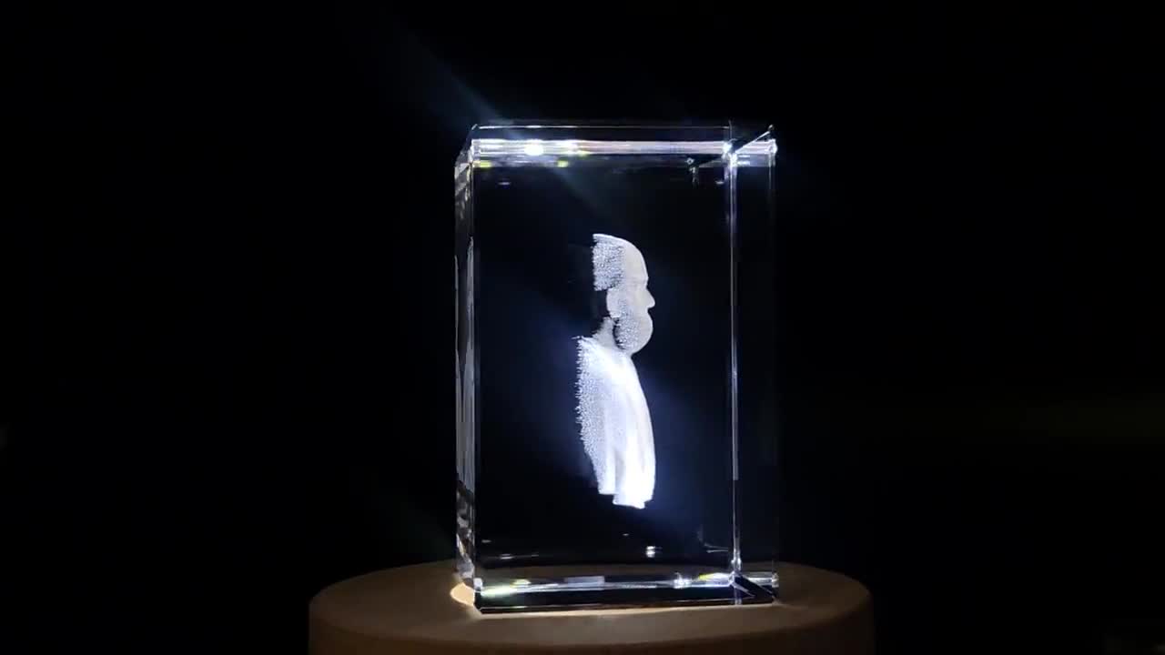 アルフレッド・ノーベルとその貢献を記念したユニークな 3D 彫刻
