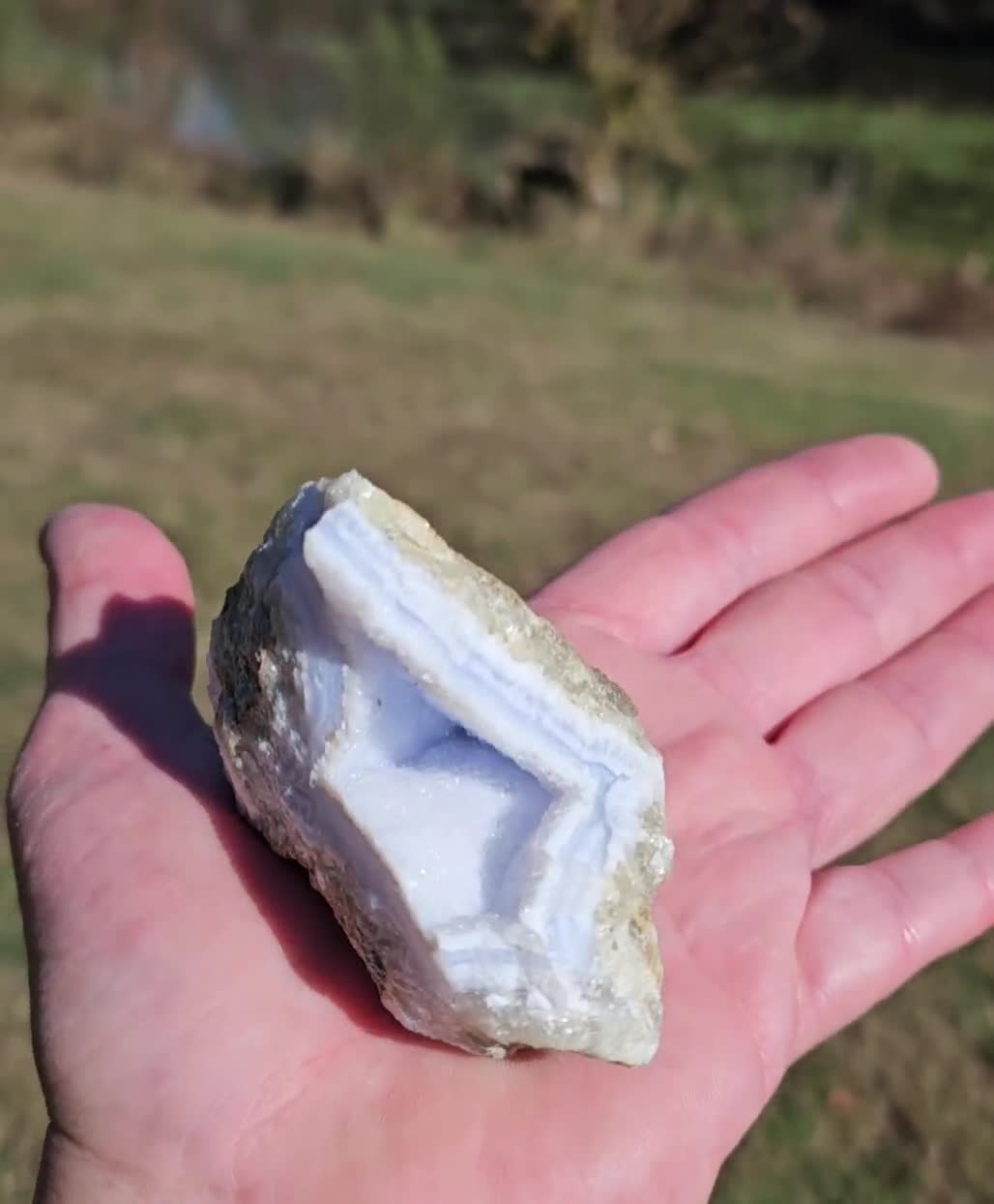 Calcedonia azul n.º 1 ~ Geoda de calcedonia drusa azul hielo natural ~ 5,3 onzas ~ 2,8" x 1,5" x 2" ~ Piedra curativa natural sin tratar video poster