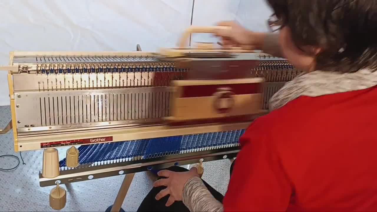 Bulky (8-9 Mm) Knitting Machine With Manual Options: Silver Reed