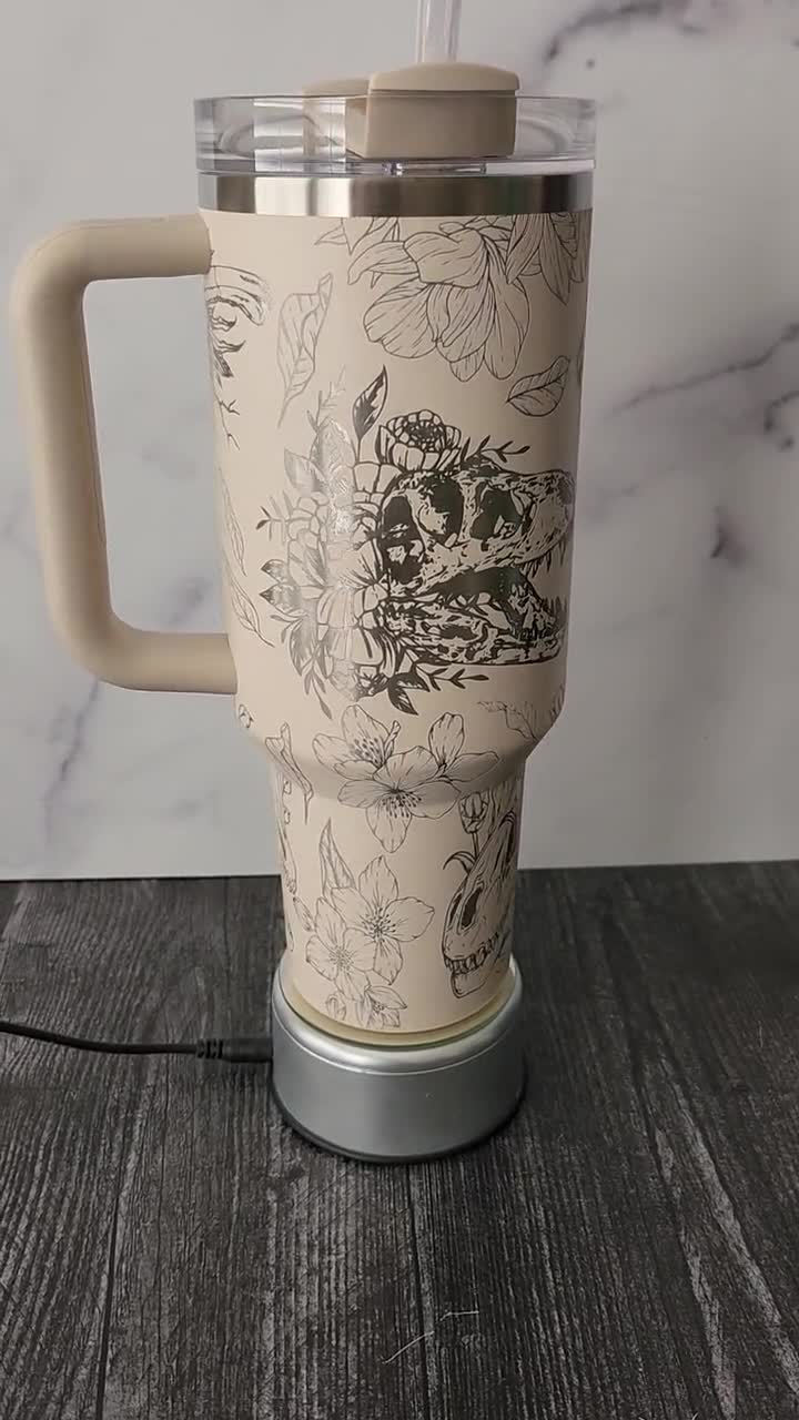 Vaso Stanley con calavera de dinosaurio floral - Grabado láser - 30 oz video poster