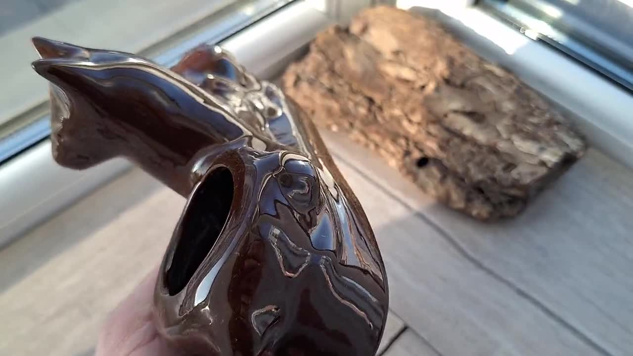 ヴィンテージの陶器製の犬の置物。幅9センチ、長さ17センチ、高さ11