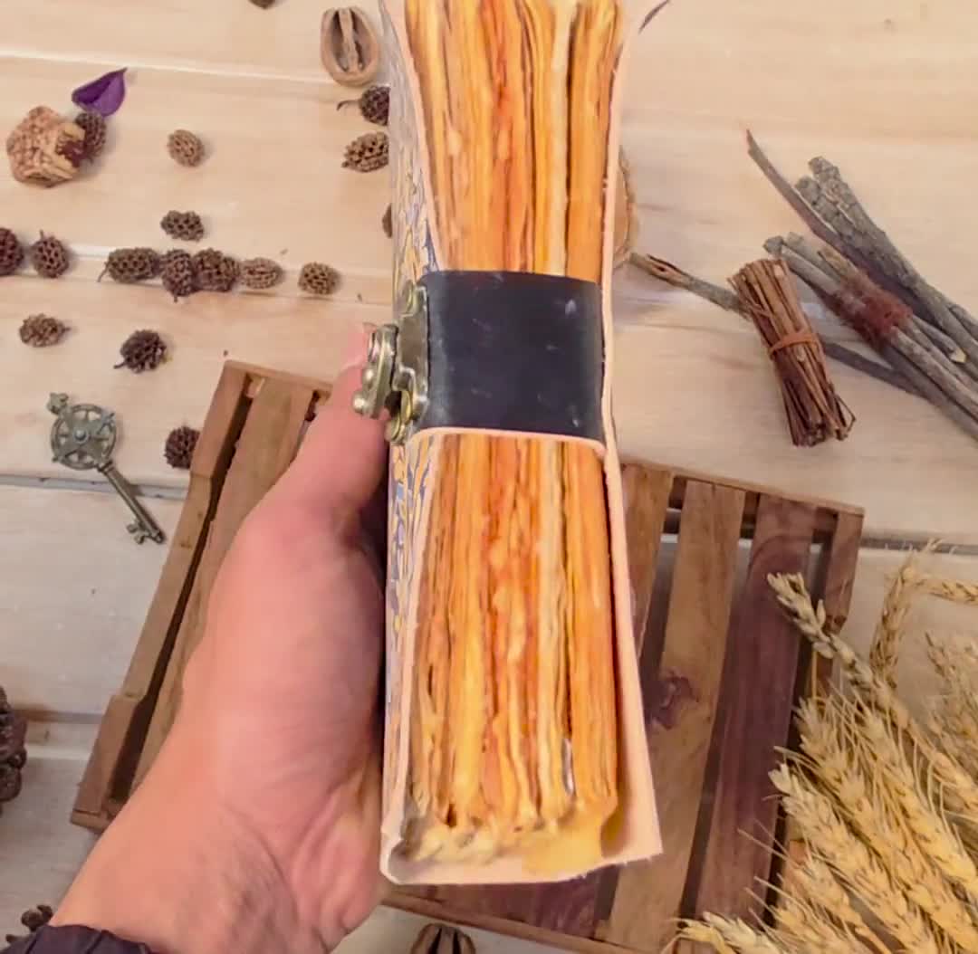 Diario de cuero Grimoire grande de 400 páginas • Libro de hechizos de sombras en blanco impreso con luna y árbol Regalos para mujeres Diario vintage. video poster