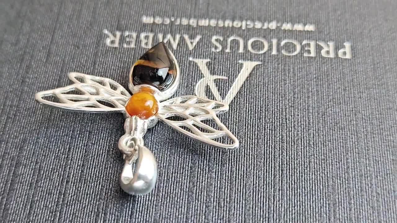 彫刻されたバルト海産琥珀の蜂ペンダント シルバージュエリーギフト
