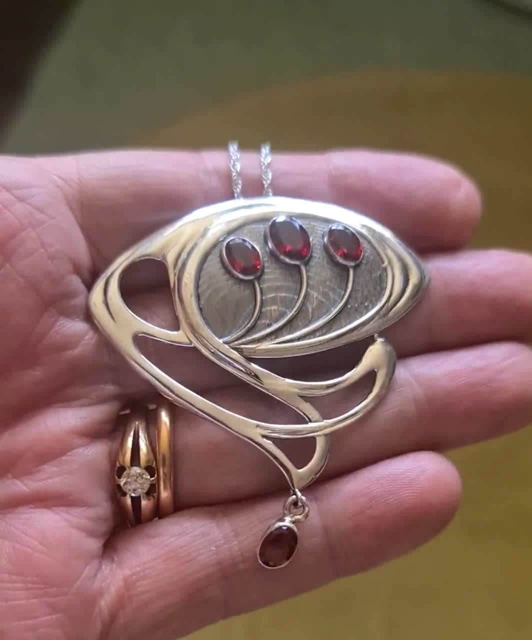 アールヌーボースタイルの大きなステートメントピース、アンティーク調