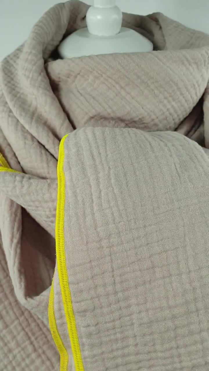 Bufanda de muselina beige de look veraniego con ribete en amarillo neón para mujer y niños, varios tamaños, ¡100% algodón! video poster