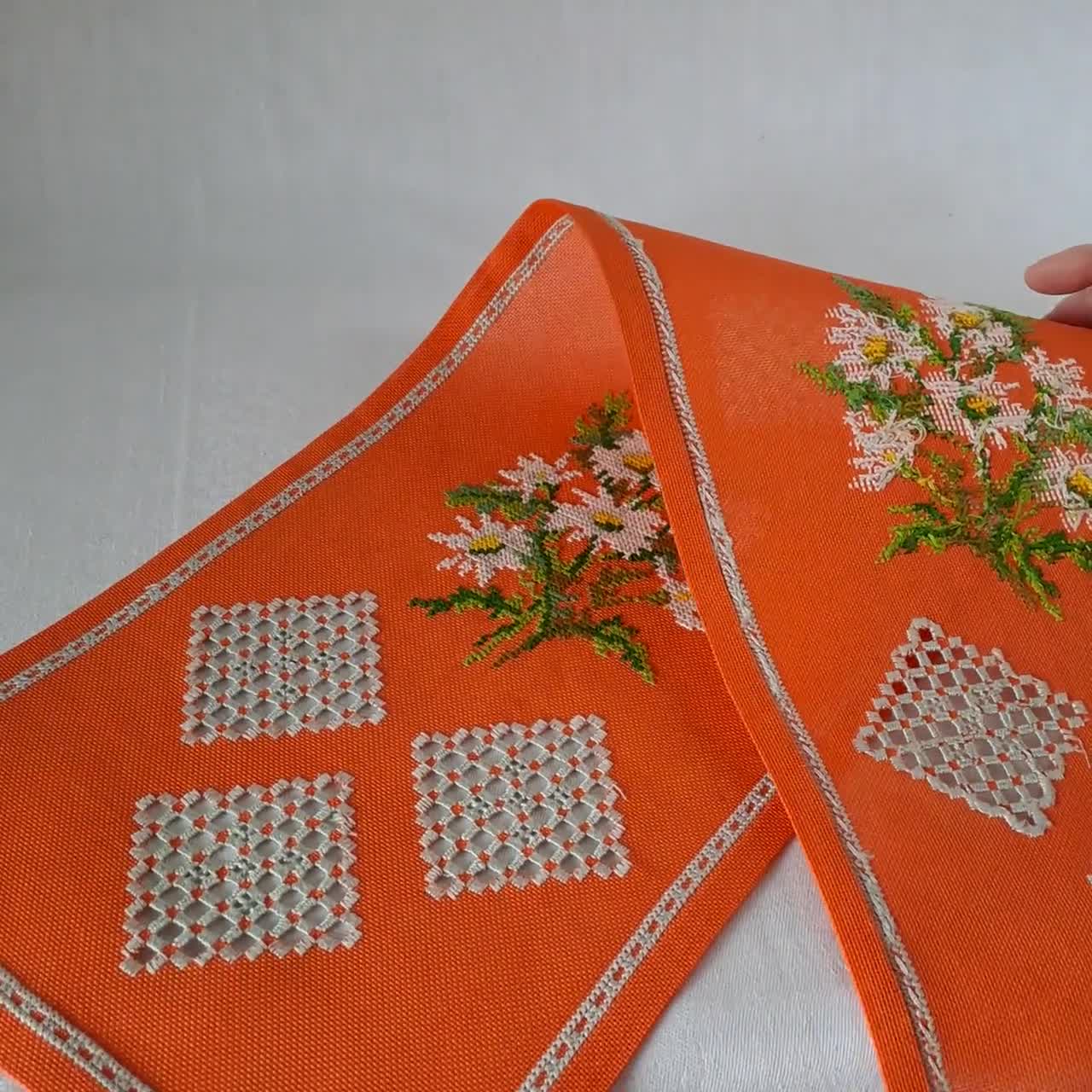 Vintage Orange Linen Table Runner: Embroidered Daisy Flower