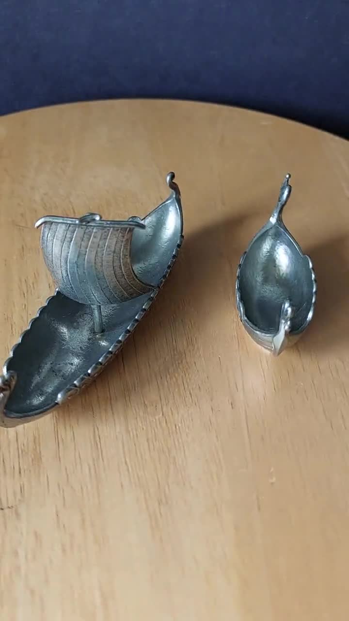 Adie & Lovekin作、1907年、バーミンガム製 銀製 置物 Two Vintage Small Hand-cast Pewter Viking Ships 'drakkar'. - Etsy