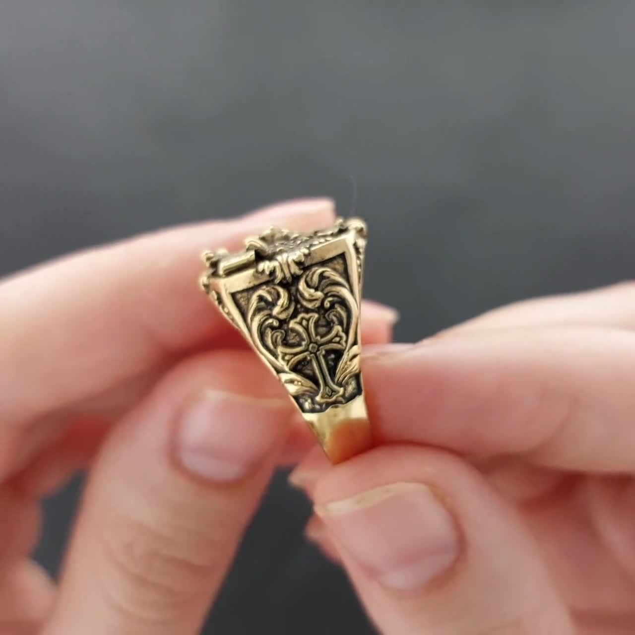 Anello Uomo Con Sigillo A Croce Flongo – Acciaio Inossidabile Dorato – Stile Motociclista – Regalo Religioso - copertina