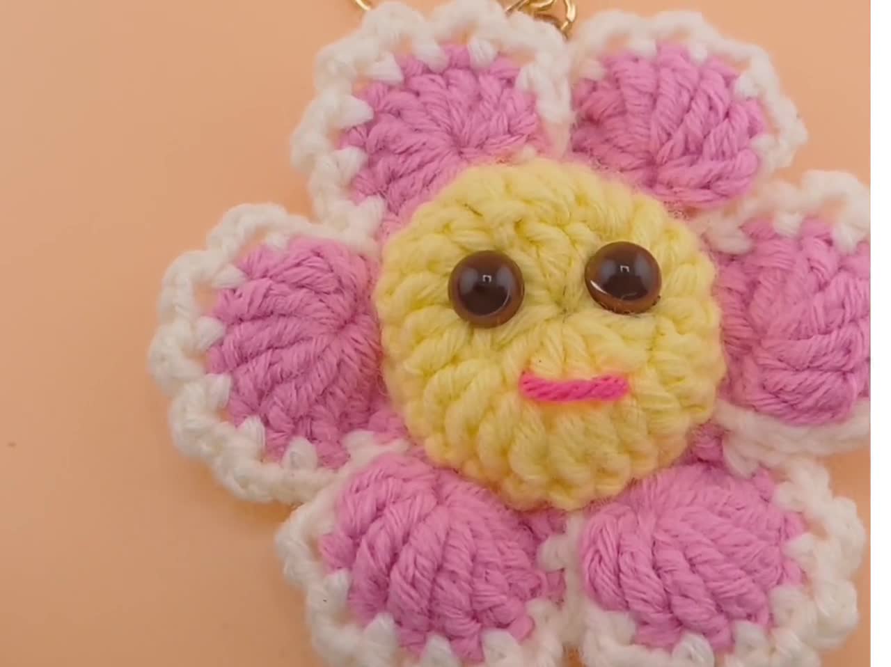 かぎ針編みの花のキーホルダーパターン：簡単なあみぐるみデイジー
